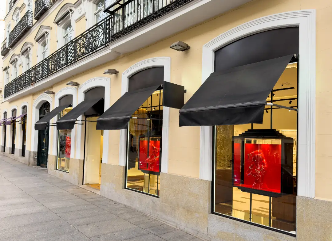 Façade vitrine de magasin en aluminium sur mesure à Berck